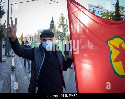 Athènes, Grèce. 15th févr. 2022. Les militants kurdes marchent au centre de la capitale grecque, qui détient des drapeaux kurdes. Des dizaines d'activistes kurdes ont organisé une marche de protestation de 42 kilomètres entre le village historique de Marathon à Attica et l'ambassade de Turquie à Athènes, en branlant des drapeaux et en criant des slogans tels que ''Freedom for Ocalan''. En ce jour il y a 23 ans (le 15 février 1999), les services secrets turcs et américains ont pris en otage le leader révolutionnaire kurde Abdullah Ã-calan au Kenya en allant de l'ambassade grecque à l'aéroport, et depuis lors il reste emprisonné. (Credit image: © Dimitris Aspiot Banque D'Images