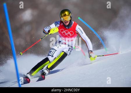 Yanqing, Chine. 16th févr. 2022. Linus Strasser de Team Germany skis pendant la course de slalom masculin 1 au Centre national de ski alpin le jour 12 des Jeux Olympiques d'hiver de Beijing 2022. Credit: Michael Kappeller/dpa/Alay Live News Banque D'Images