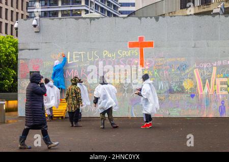 Wellington, Nouvelle-Zélande. 13 février 2022 : des manifestants pacifiques décorent le mur de la ruche avec des messages sur la liberté pendant l'anti-mandat o Banque D'Images