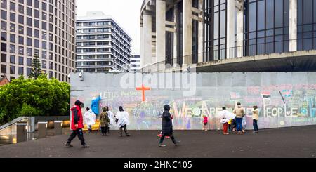 Wellington, Nouvelle-Zélande. 13 février 2022 : des manifestants pacifiques décorent le mur de la ruche avec des messages sur la liberté pendant l'anti-mandat o Banque D'Images