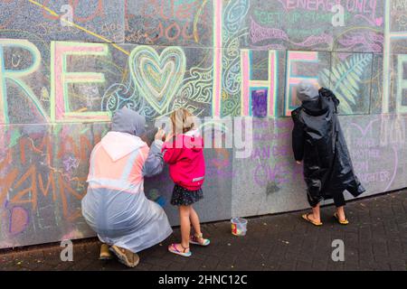 Wellington, Nouvelle-Zélande. 13 février 2022 : des manifestants pacifiques décorent le mur de la ruche avec des messages sur la liberté pendant l'anti-mandat o Banque D'Images