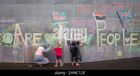 Wellington, Nouvelle-Zélande. 13 février 2022 : des manifestants pacifiques décorent le mur de la ruche avec des messages sur la liberté pendant l'anti-mandat o Banque D'Images