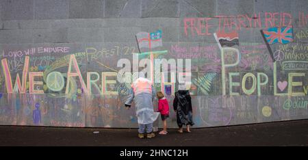 Wellington, Nouvelle-Zélande. 13 février 2022 : des manifestants pacifiques décorent le mur de la ruche avec des messages sur la liberté pendant l'anti-mandat o Banque D'Images