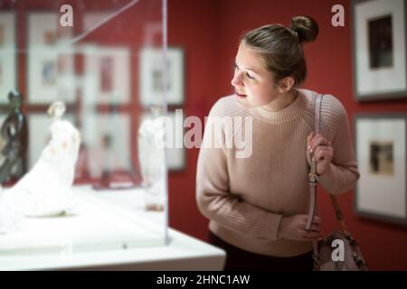 Femme dans le musée historique regardant l'objet d'art Banque D'Images