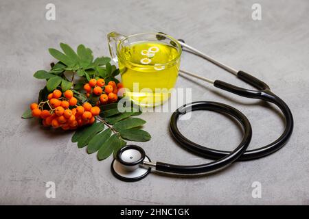Concept de la naturopathie et de la boisson chaude à base de plantes d'hiver. Médecine à base de plantes. Banque D'Images
