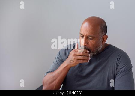 L'homme afro-américain plus âgé ne se sent pas bien. Banque D'Images