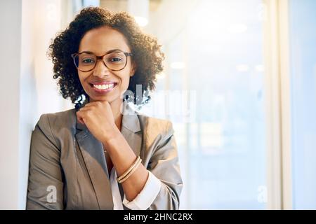 Je ne travaille que les jours se terminant avec Y. Cropped portrait d'une belle femme d'affaires dans un bureau. Banque D'Images