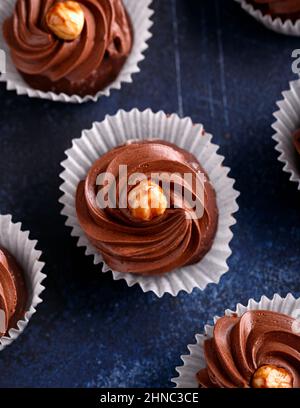 Meringue, gâteaux au chocolat pavlova avec crème et noix. Banque D'Images