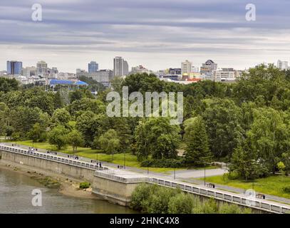 Novosibirsk, Sibérie, Russie - 08.10.2019 : remblai de Mikhaïlovskaya sur la rivière OB. Une promenade entourée de verdure, de hauts bâtiments sur la h Banque D'Images