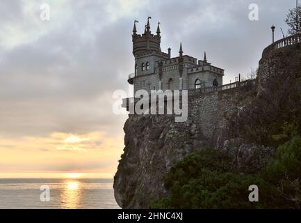 Gaspra, Crimée, Russie - 05.07.2019 : château de nid d'hirondelle en Crimée. Le nid du petit château hirondelle au sommet d'une haute falaise sur la rive de la mer noire Banque D'Images