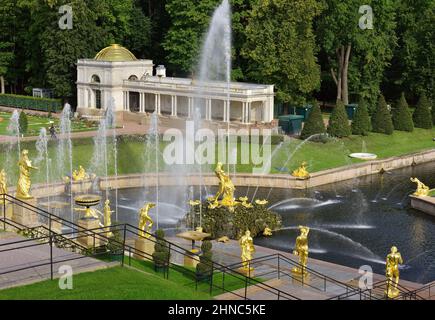 Peterhof/Saint-Pétersbourg/Russie-09.01.2020: Parc Nizhny. Vue sur la grande cascade d'eau depuis la terrasse du Grand Palais, sculptures d'or d'a Banque D'Images