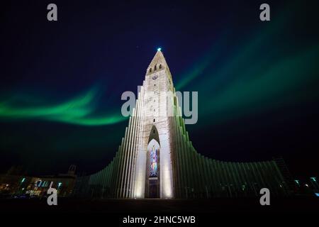 Lumières du nord qui brillent sur l'église de Reykjavik Islande Banque D'Images