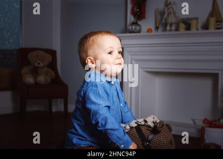 Portrait de bébé caucasien sur cheval. Banque D'Images