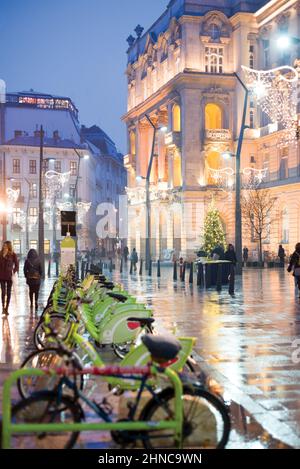 Vélos sur la rue Károly à Budapest, vue de nuit Banque D'Images