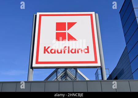Neckarsulm, Allemagne. 13th févr. 2022. AGENCE KAUFLAND, logo, emblème de la société. Succursale de Kaufland à Neckarsulm, Lebenswithtel Retail. Credit: dpa/Alay Live News Banque D'Images
