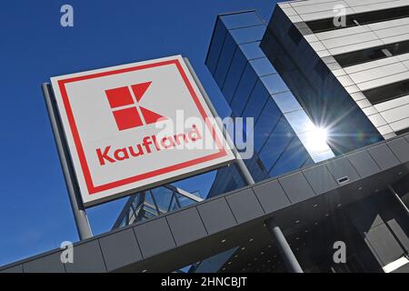 Neckarsulm, Allemagne. 13th févr. 2022. AGENCE KAUFLAND, logo, emblème de la société. Succursale de Kaufland à Neckarsulm, Lebenswithtel Retail. Credit: dpa/Alay Live News Banque D'Images