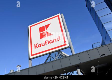 Neckarsulm, Allemagne. 13th févr. 2022. AGENCE KAUFLAND, logo, emblème de la société. Succursale de Kaufland à Neckarsulm, Lebenswithtel Retail. Credit: dpa/Alay Live News Banque D'Images