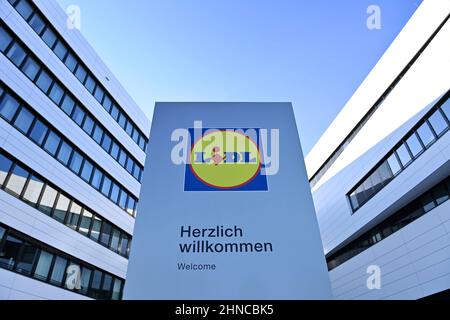 Neckarsulm, Allemagne. 13th févr. 2022. Siège DE LIDL à Neckarsulm, vue extérieure, entrée, logo, emblème de la société crédit: dpa/Alay Live News Banque D'Images