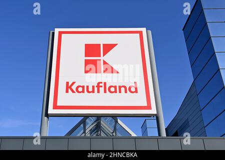 Neckarsulm, Allemagne. 13th févr. 2022. AGENCE KAUFLAND, logo, emblème de la société. Succursale de Kaufland à Neckarsulm, Lebenswithtel Retail. Credit: dpa/Alay Live News Banque D'Images