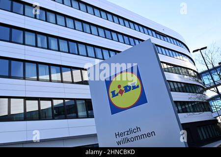 Neckarsulm, Allemagne. 13th févr. 2022. Siège DE LIDL à Neckarsulm, vue extérieure, entrée, logo, emblème de la société crédit: dpa/Alay Live News Banque D'Images
