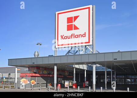 Neckarsulm, Allemagne. 13th févr. 2022. AGENCE KAUFLAND, logo, emblème de la société. Succursale de Kaufland à Neckarsulm, Lebenswithtel Retail. Credit: dpa/Alay Live News Banque D'Images