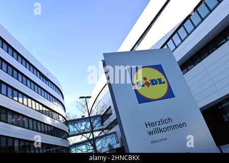 Neckarsulm, Allemagne. 13th févr. 2022. Siège DE LIDL à Neckarsulm, vue extérieure, entrée, logo, emblème de la société crédit: dpa/Alay Live News Banque D'Images