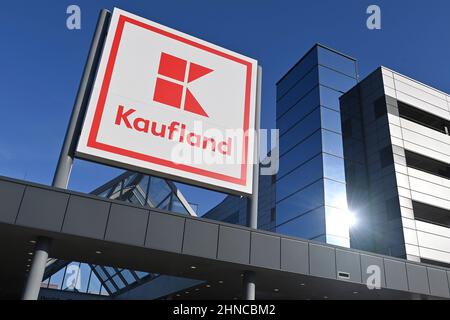 Neckarsulm, Allemagne. 13th févr. 2022. AGENCE KAUFLAND, logo, emblème de la société. Succursale de Kaufland à Neckarsulm, Lebenswithtel Retail. Credit: dpa/Alay Live News Banque D'Images