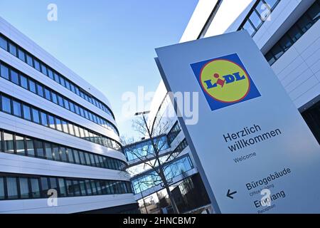 Neckarsulm, Allemagne. 13th févr. 2022. Siège DE LIDL à Neckarsulm, vue extérieure, entrée, logo, emblème de la société crédit: dpa/Alay Live News Banque D'Images