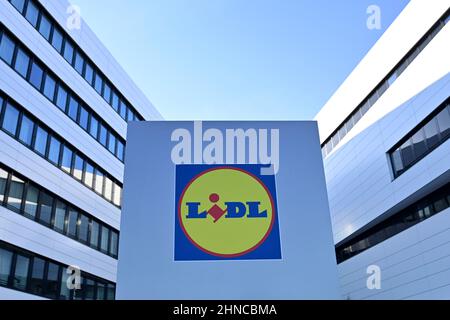 Neckarsulm, Allemagne. 13th févr. 2022. Siège DE LIDL à Neckarsulm, vue extérieure, entrée, logo, emblème de la société crédit: dpa/Alay Live News Banque D'Images