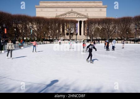 Washington, États-Unis. 15th févr. 2022. Les gens patinent sur une patinoire du National Gallery of Art's Sculpture Garden, à Washington, DC, aux États-Unis, le 15 février 2022. Credit: Liu Jie/Xinhua/Alay Live News Banque D'Images