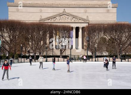 Washington, États-Unis. 15th févr. 2022. Les gens patinent sur une patinoire du National Gallery of Art's Sculpture Garden, à Washington, DC, aux États-Unis, le 15 février 2022. Credit: Liu Jie/Xinhua/Alay Live News Banque D'Images