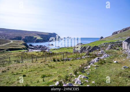 Village abandonné à un port entre Ardara et Glencolummkille dans le comté de Donegal - Irlande Banque D'Images