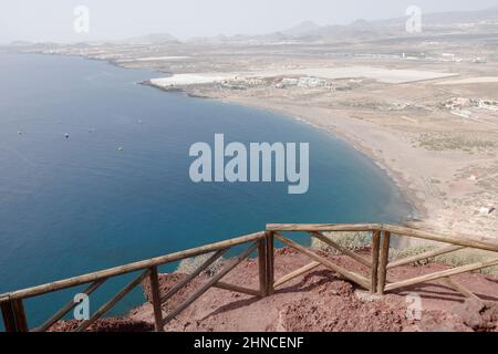 Vue sur Playa de la Tejita depuis la Montaña Roja (montagne Rouge), réserve naturelle spéciale, El Médano, Tenerife, Iles Canaries, Espagne, février 2022 Banque D'Images