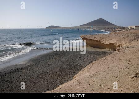 Playa del Médano avec la montagne Rouge en arrière-plan, El Médano, sud de Ténérife, îles Canaries, Espagne, Février 2022 Banque D'Images