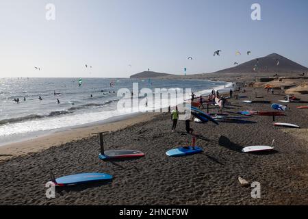 Planches à voile et kitesurfers sur Playa del Médano, El Médano, sud de Tenerife, îles Canaries, Espagne, Février 2022 Banque D'Images