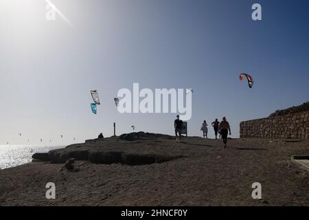 Planches à voile et kitesurfers sur Playa del Médano, El Médano, sud de Tenerife, îles Canaries, Espagne, Février 2022 Banque D'Images