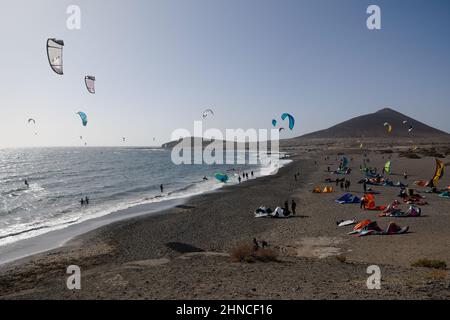 Planches à voile et kitesurfers sur Playa del Médano, El Médano, sud de Tenerife, îles Canaries, Espagne, Février 2022 Banque D'Images