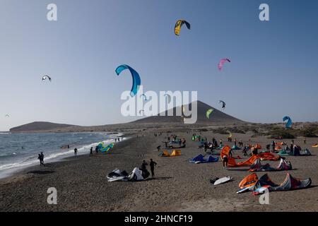 Planches à voile et kitesurfers sur Playa del Médano, El Médano, sud de Tenerife, îles Canaries, Espagne, Février 2022 Banque D'Images