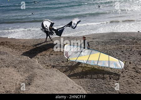 Planches à voile et kitesurfers sur Playa del Médano, El Médano, sud de Tenerife, îles Canaries, Espagne, Février 2022 Banque D'Images