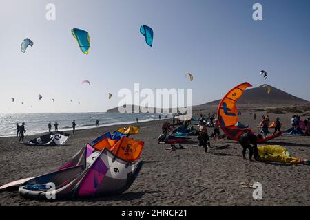 Planches à voile et kitesurfers sur Playa del Médano, El Médano, sud de Tenerife, îles Canaries, Espagne, Février 2022 Banque D'Images