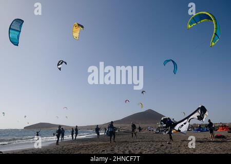 Planches à voile et kitesurfers sur Playa del Médano, El Médano, sud de Tenerife, îles Canaries, Espagne, Février 2022 Banque D'Images