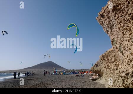 Planches à voile et kitesurfers sur Playa del Médano, El Médano, sud de Tenerife, îles Canaries, Espagne, Février 2022 Banque D'Images