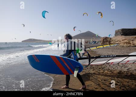 Planches à voile et kitesurfers sur Playa del Médano, El Médano, sud de Tenerife, îles Canaries, Espagne, Février 2022 Banque D'Images