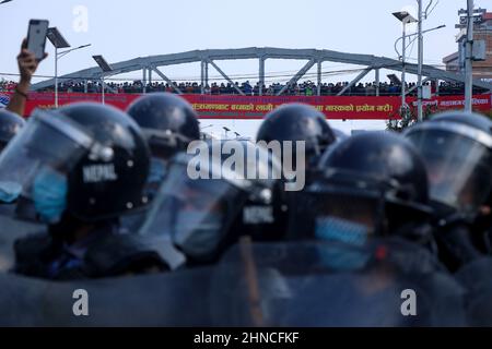 Katmandou, ne, Népal. 16th févr. 2022. Les gens regardent les manifestants d'un passage supérieur lors d'une manifestation contre la subvention du MCC du gouvernement américain proposée pour le Népal, à Katmandou, au Népal, le 16 février 2022. (Image de crédit : © Aryan Dhimal/ZUMA Press Wire) Banque D'Images