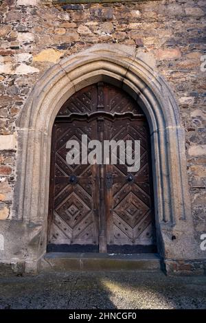 Ancienne porte en bois. Ancienne porte en bois rugueuse et rayée dans l'église. Banque D'Images