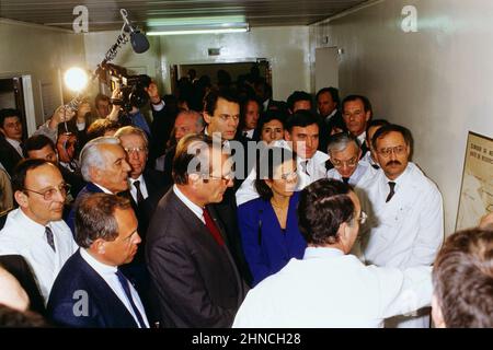 Archives 90ies : visite officielle du Président Jacques Chirac à l'Hôpital de Lyon, politique française, Lyon, France Banque D'Images