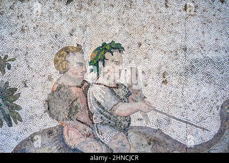 Mosaïque représentant deux enfants à cheval sur un chameau de la période byzantine au Grand Palais de Constantinople. Musée des mosaïques du grand palais. Istanbul. Banque D'Images