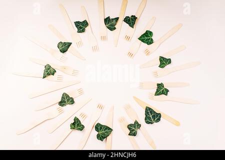 cutlery.plastic concept en bois écologique gratuit.coutellerie en bois jetable.concept écologique.Banner écologique ustensiles de cuisine jetables sur blanc Banque D'Images