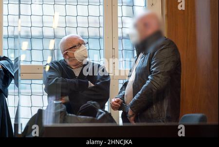 Stuttgart, Allemagne. 16th févr. 2022. Le défendeur (r), dans un procès pour déraudage de banques de millions d'euros, s'entretient avec son avocat Stefan Holoch dans une salle du tribunal régional de Stuttgart. L'homme est accusé d'avoir escroqué des banques de toute l'Allemagne de millions d'euros. On dit qu'il leur a présenté des faux documents afin d'obtenir des prêts. Credit: Marijan Murat/dpa - ATTENTION: Le défendeur a été pixelated pour des raisons juridiques/dpa/Alay Live News Banque D'Images