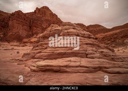 Vue sur les rochers rouges du désert dans le parc naturel de Timna à Negev, Eilat, Israël Banque D'Images
